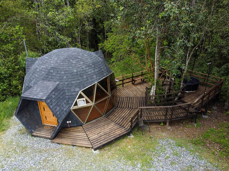Hermoso domo para parejas, en bosque nativo + tinaja privada
