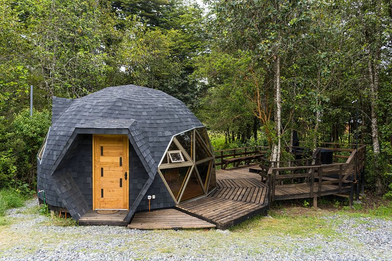 Hermoso domo para parejas, en bosque nativo + tinaja privada