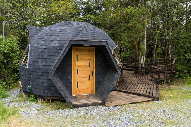 Hermoso domo para parejas, en bosque nativo + tinaja privada