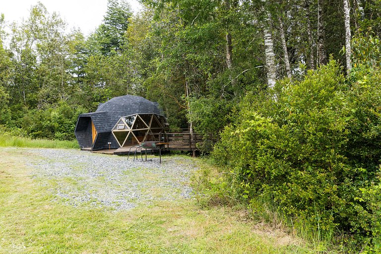 Hermoso domo para parejas, en bosque nativo + tinaja privada