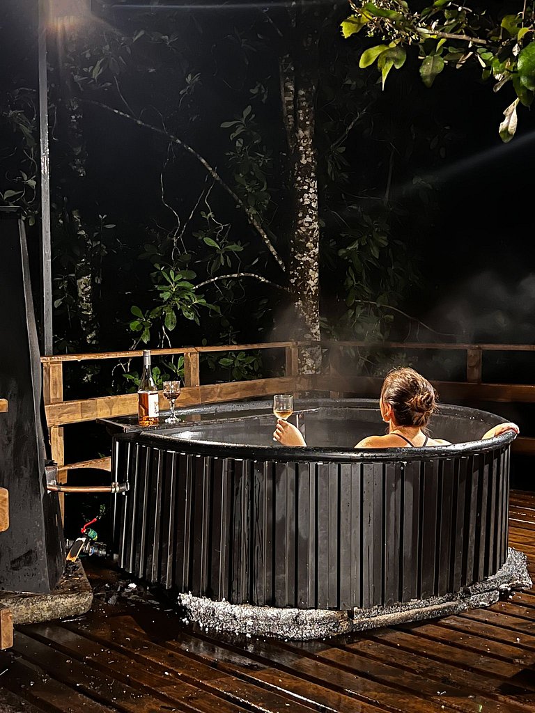 Hermoso domo para parejas, en bosque nativo + tinaja privada